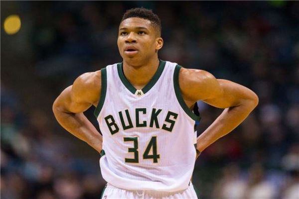 他与防守球 他与防守球